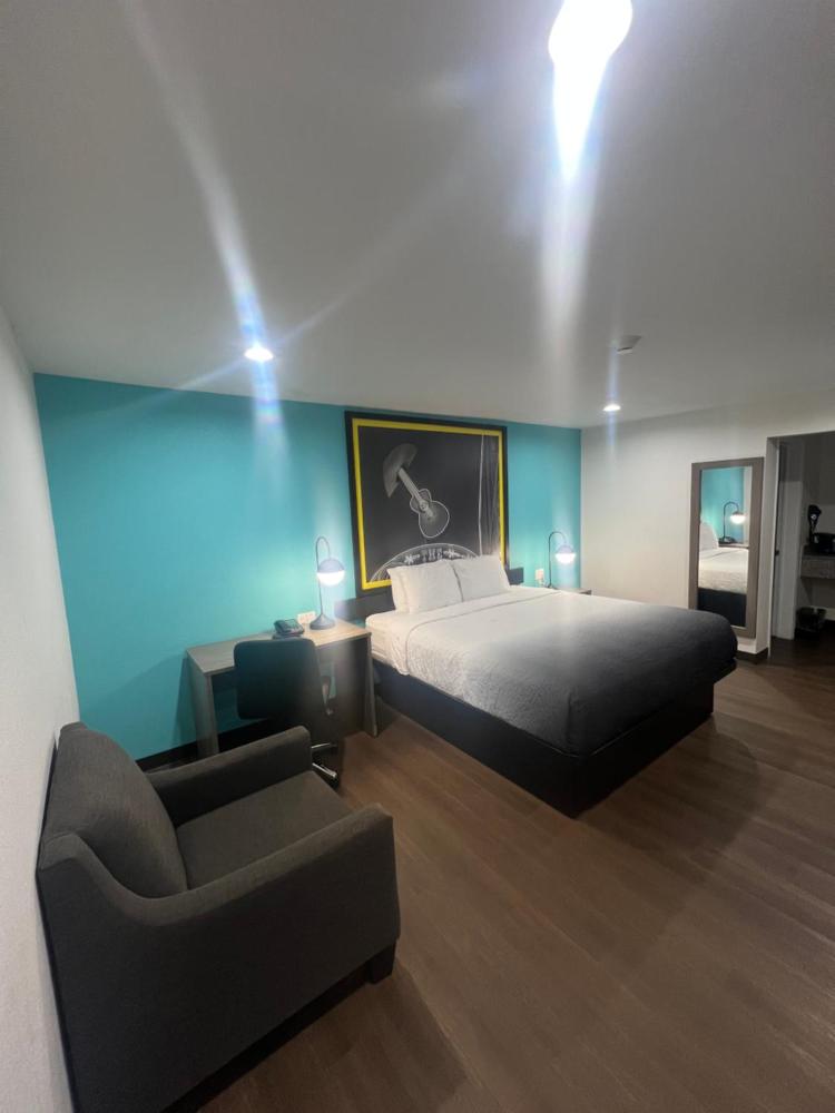 King Room - Non-Smoking interior